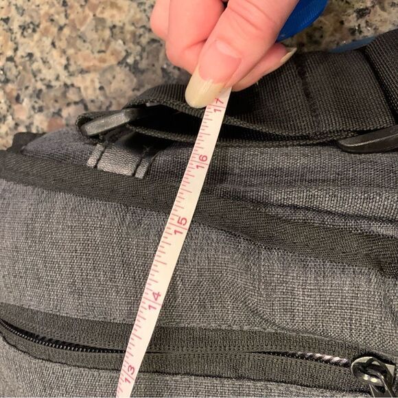 Swiss Gear Messenger / Laptop Bag. Adjustable strap Shoulder Pad - Picture 8 of 9